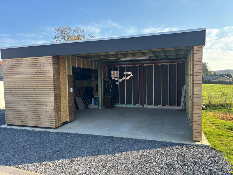 Carport et abri en ossature bois — photo de chantier