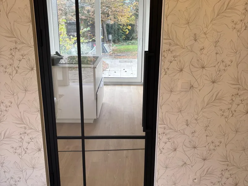 Hall d'entrée, escalier et verrières — photo de chantier