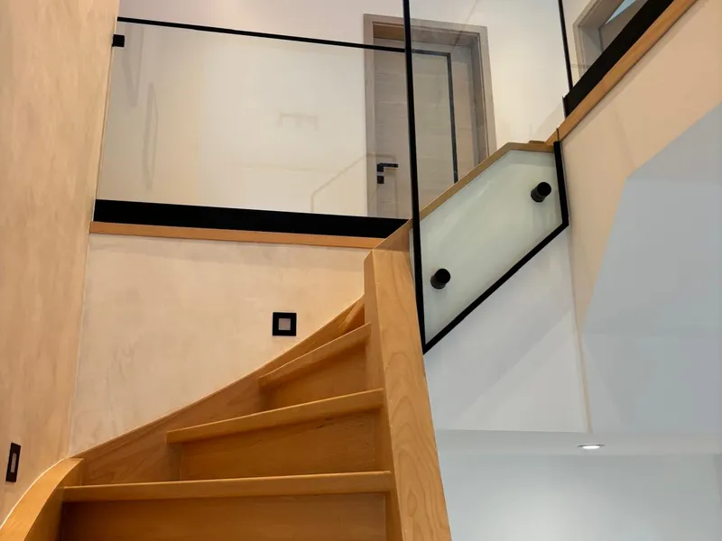Hall d'entrée, escalier et verrières — photo de chantier