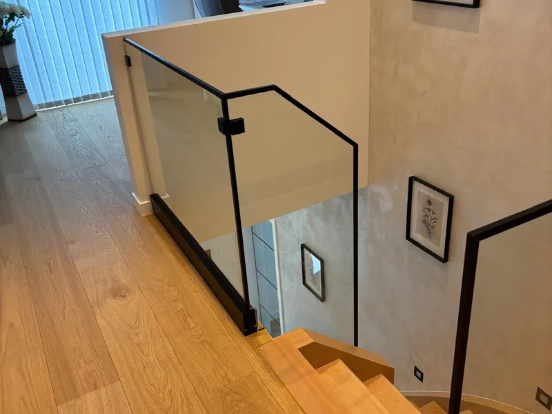 Hall d'entrée, escalier et verrières — photo de chantier