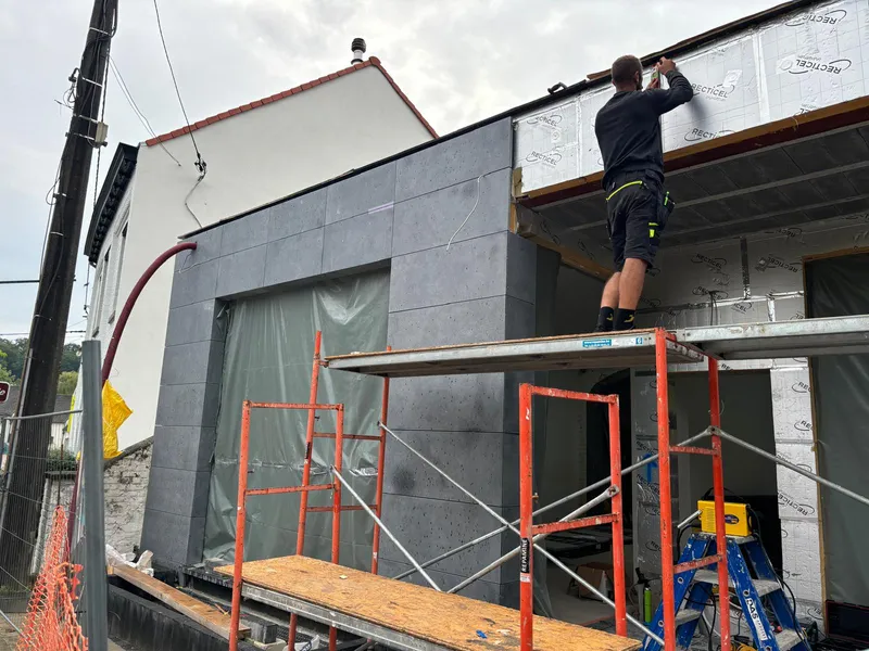 Extension et bardage en pierre bleue — photo de chantier